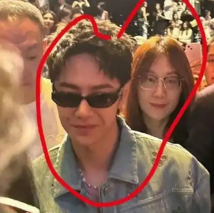 王一博爱上经纪人?两人多个同款被扒,女方已经40多岁.