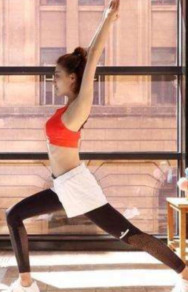 徐璐练瑜伽旧照被疯传,"安全衣"还成了亮点,不怕张铭恩吃醋?