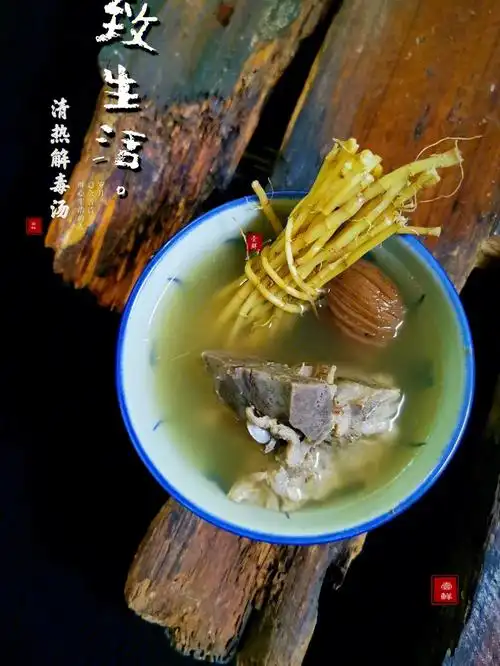 用鱼腥草,鸡骨草,茅根,加一小块骨头,一个蜜枣,煲2小时,调入适量食用
