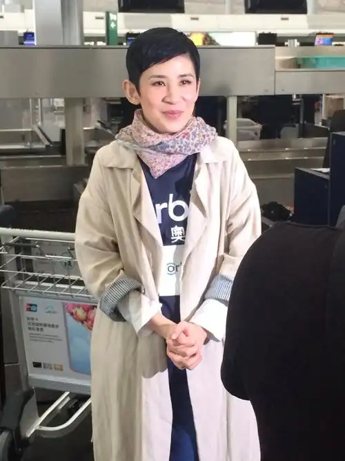 吴君如短发造型真时髦,穿藕粉色连衣裙亮相,不是女神却气质出众