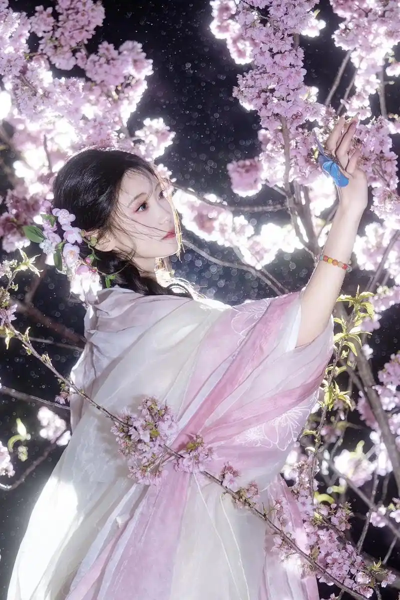 从此我的小说封面有了女主的照片#氛围感 #樱花 #汉服 #春 - 抖音