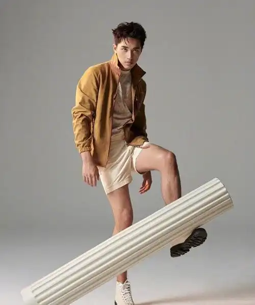 许魏洲已经早早的开始了带货模式,卡其色的夹克衫内