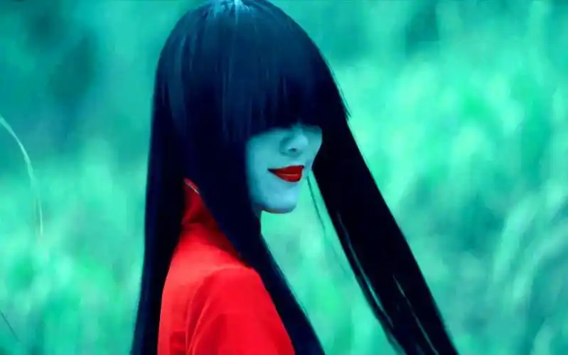 鬼片:红衣女鬼重现树林,只要喊她的名字,就会现身