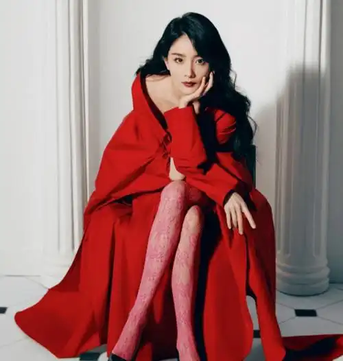 杨幂不愧是丝袜模特,穿不同颜色丝袜搭配不同衣服大秀女神气质!