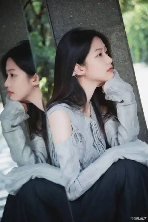 家》在今年的热播剧《启航:当风起时》中,向涵之饰演敢爱敢当的谭媛