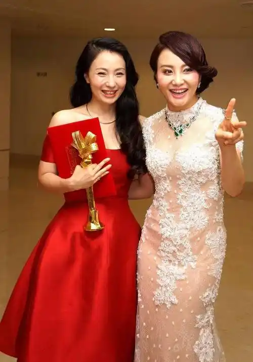 当大陶红遇到小陶虹,穿时尚裙尽显"丰腴美",大两岁更有女人味_气质