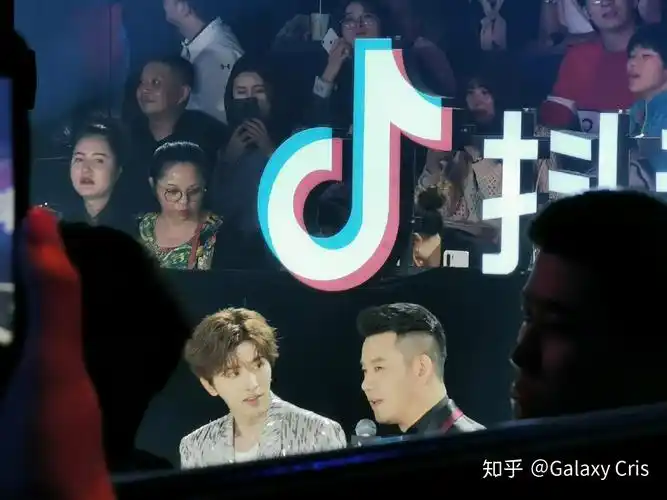 如果蔡徐坤和吴亦凡同时追你你选哪个