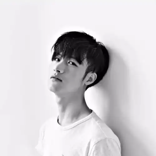 留两边铲刘海短发的男生好帅