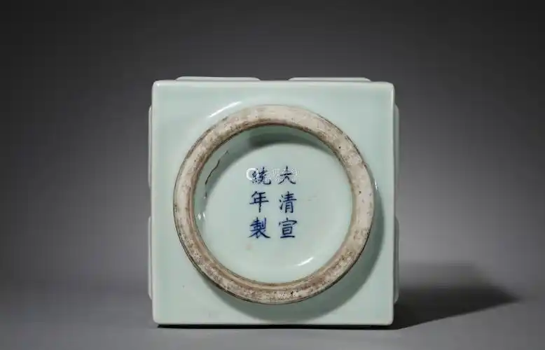 清宣统粉青釉八卦纹琮式瓶