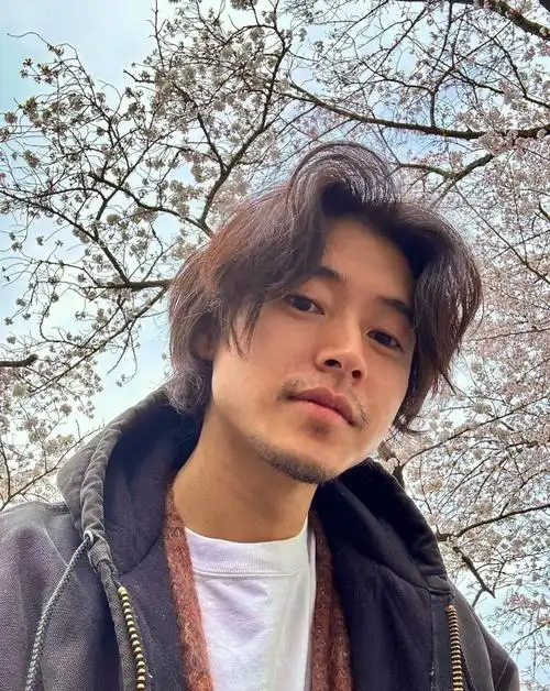 日本国宝级男明星晒赏樱自拍网友彩虹屁哥哥比樱花还好看