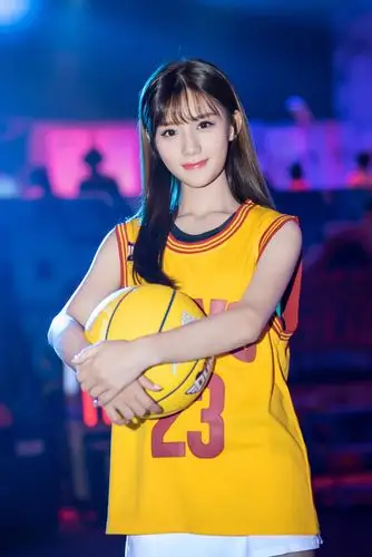 101人气新星陈意涵助阵《这就是灌篮》,篮球衣配短裙动感十足!