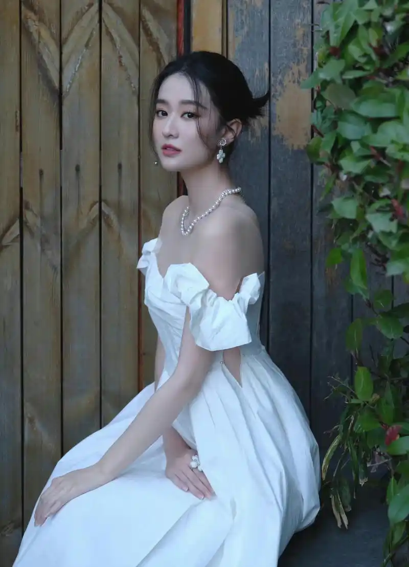 乔欣别出心裁,穿"纸巾"一字肩婚纱拍写真,唯美又优雅!