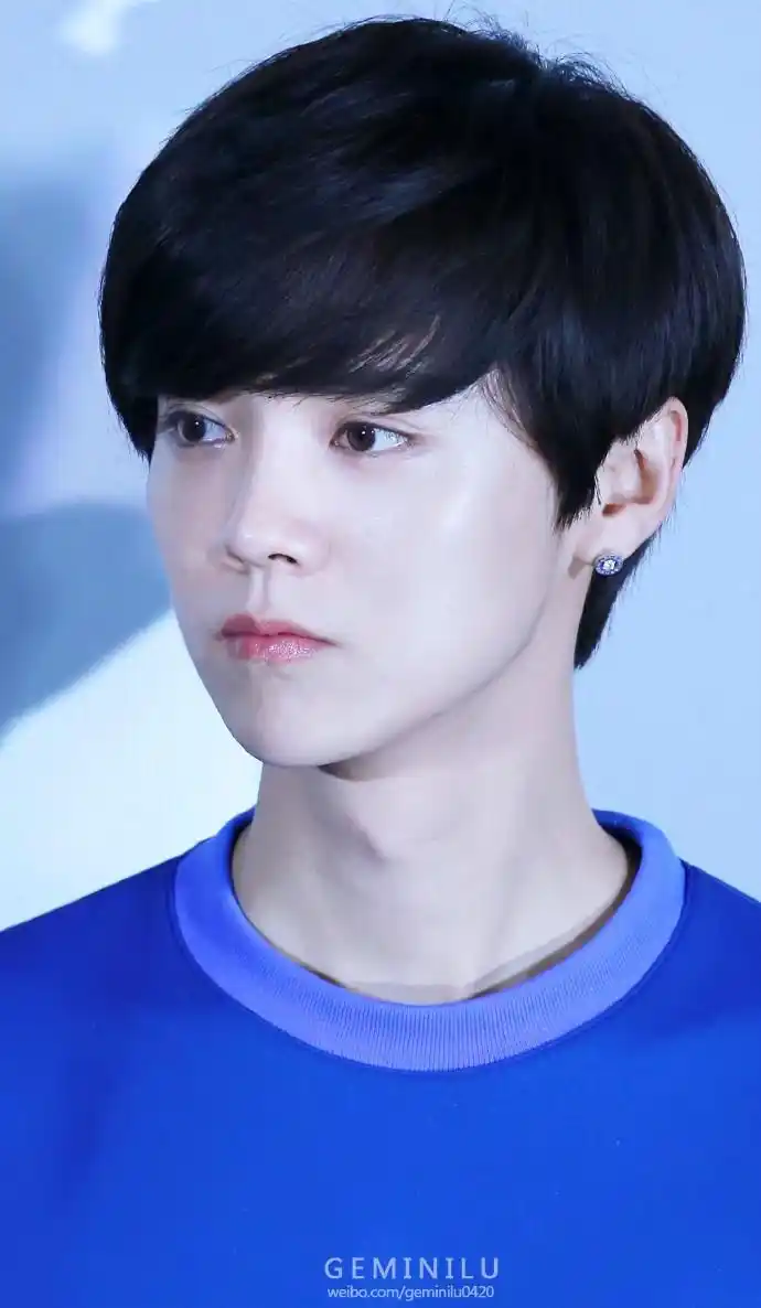 四年前的今天 黑发顺毛蓝孩纸的甜美笑容净化心灵_鹿晗