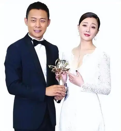 张译在军区工作的那段时间,遇到了一个女孩,也就是张译的初恋女友.