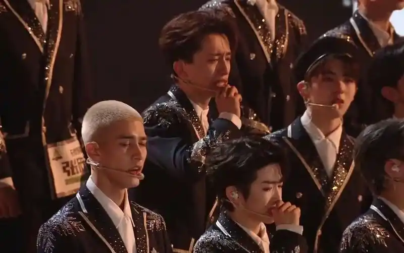 创造营2021成团之夜学员看台机位哭包老婆有伯远一边哭一边唱的好大声