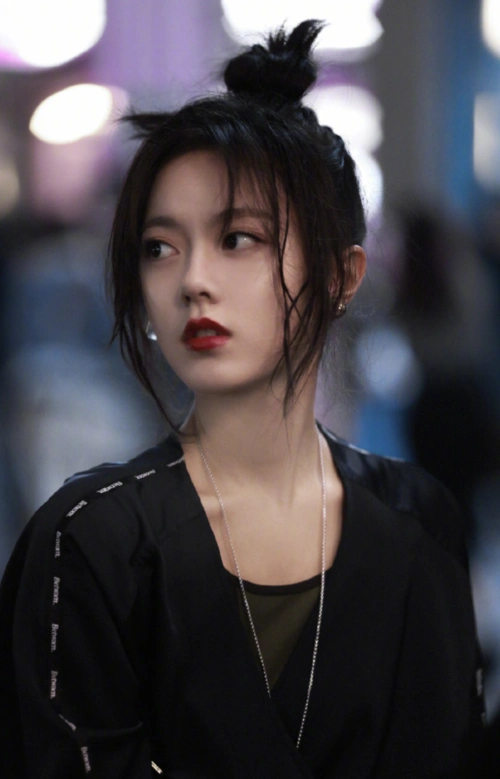 林妙妙曾被吐槽颜值低,今港风造型美成女神,男生见了都心动!