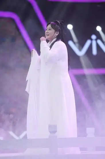 贾玲版白浅与小沈阳版夜华深情对视 逗到没脾气