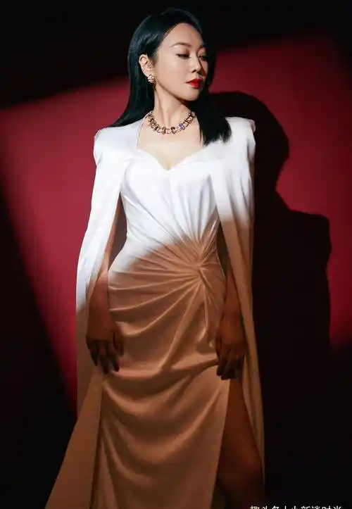 49岁闫妮终获最佳女主角奖,穿抹胸开叉裙霸气迷人_西装_方面_年龄