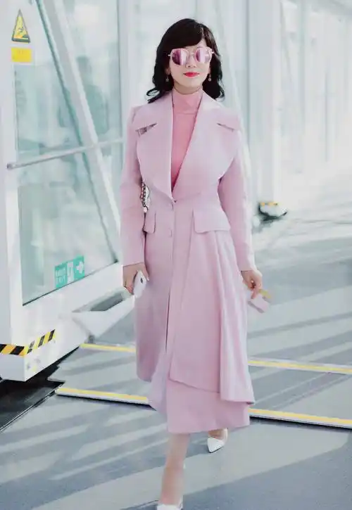 赵雅芝真会"装美",衬衫束腰勒出蚂蚁腰,65岁仍然貌美如花_身材苗条