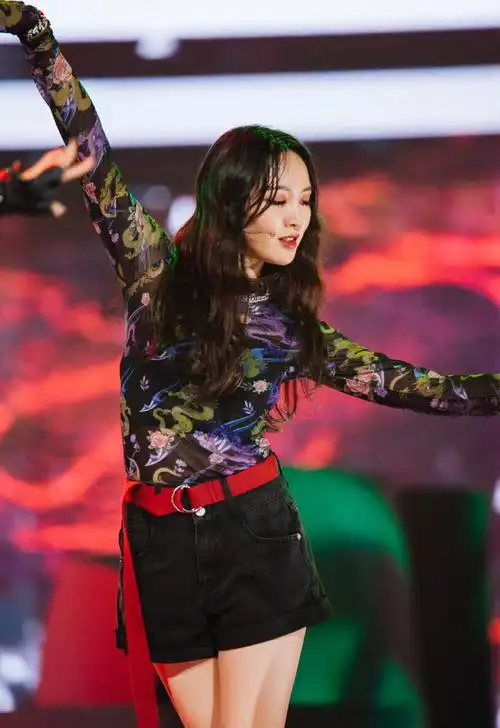 简介:孟佳《乘风破浪的姐姐》第三期剧照图片,分享一组乘风破浪的姐姐