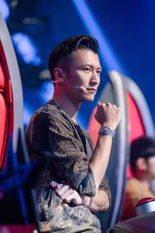 谢霆锋亮相上海国际电影红毯,增高鞋垫惹争议!