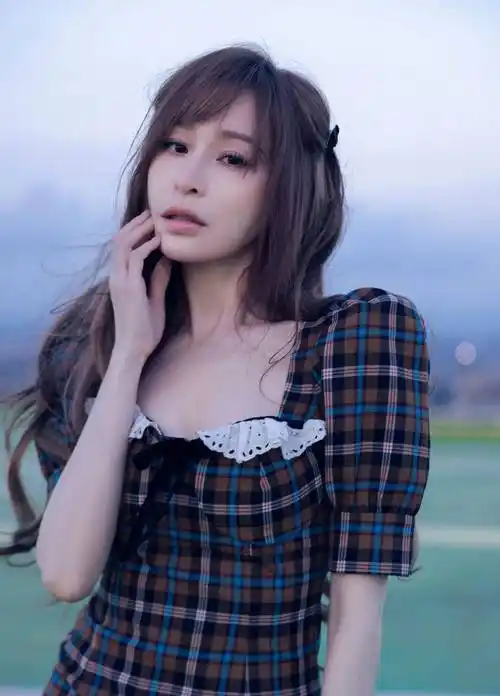 王心凌小香风穿搭,格子裙美腿,满满的夏日清甜蜜感