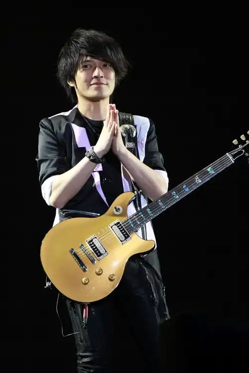 专访- gibson 代言人五月天乐队吉他手怪兽