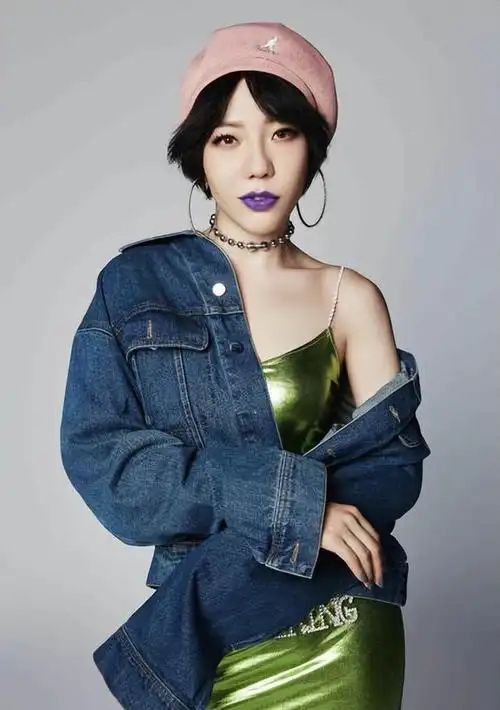 吴莫愁因参加《中国好声音》而在2012年大火起来.