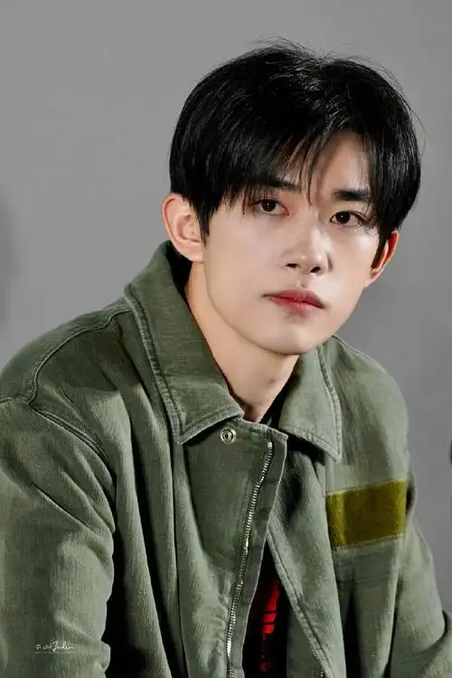 帅哥哥    @tfboys-易烊千玺  #易烊千玺电影小小的我##四字 易烊千玺