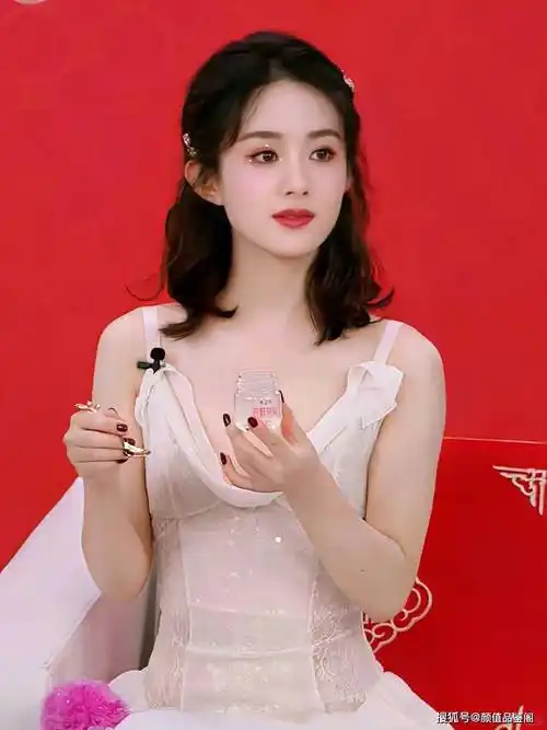 甜妹天花板赵丽颖写真大赏:颜值实力诠释"绝美轻松甜" 让人羡慕不已