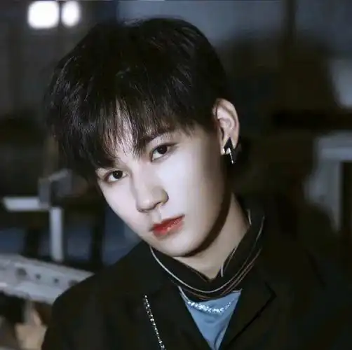 张真源氛围感头像