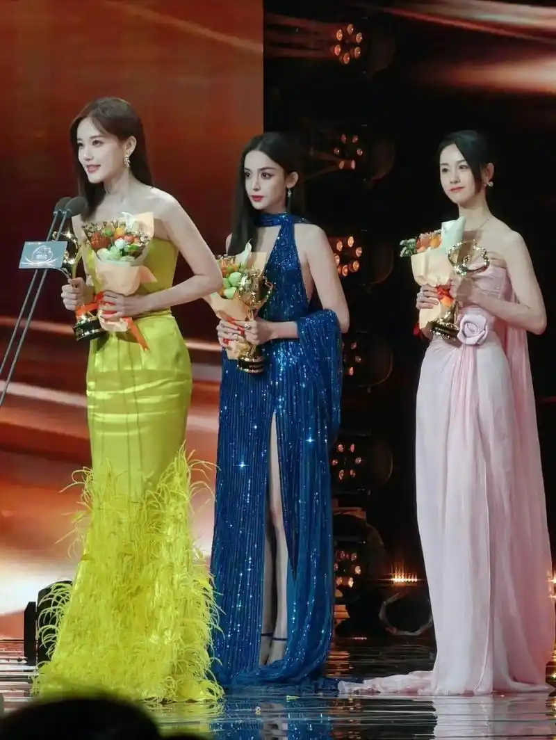 美成天菜,就连古力娜扎在她旁边都显得黯然失色,就算是刘亦菲来了也要