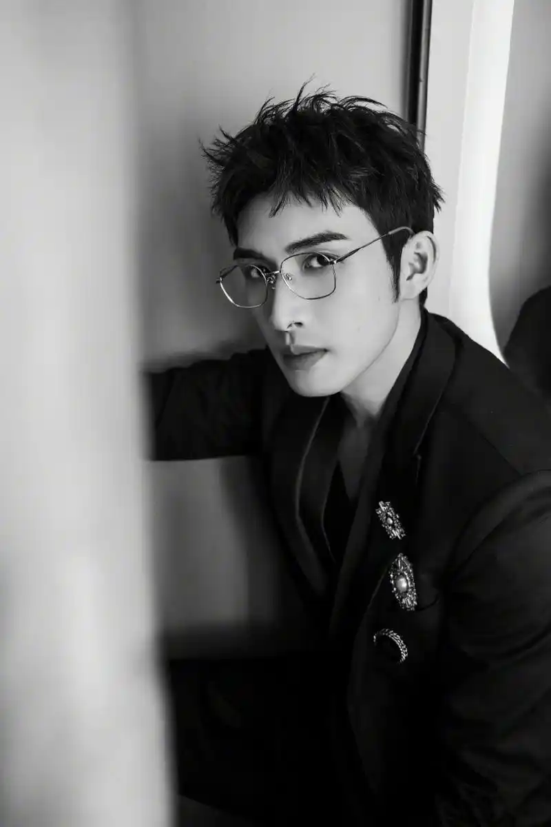 张彬彬黑色胶片感随拍造型,身穿黑色西装套装 黑色衬衫 金丝眼镜,禁欲