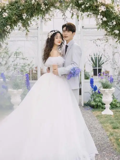 了一个花房长廊里面栽满了各种各样的植物和花花这种自己搭建的场景