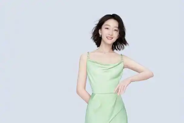 微博之夜周冬雨惊喜现身,穿蛋糕裙清新俏皮,灵动感太足了_张艺谋_五官