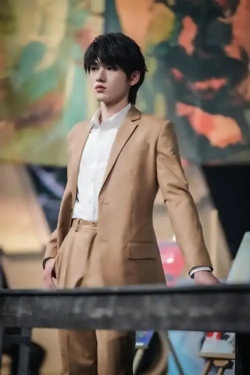 港风孤勇者|西装小少爷|穿开衫的少年 你更喜欢宋亚轩的哪一面 - 知乎