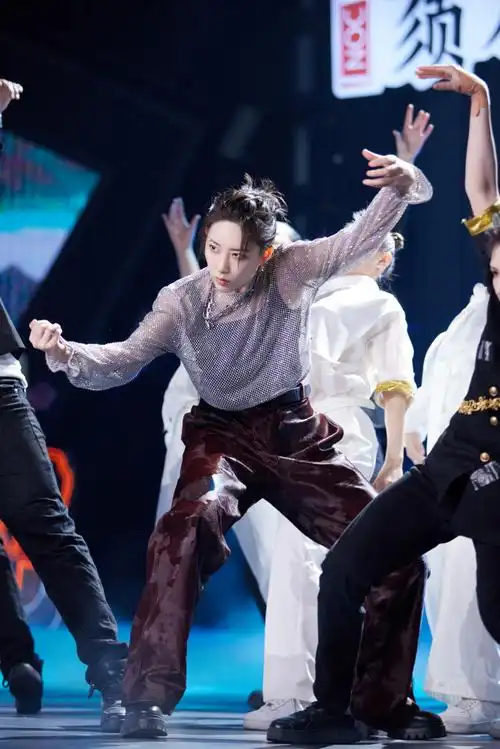 李斯丹妮水龙吟舞台双龙戏珠##李斯丹妮舞台上有两条龙