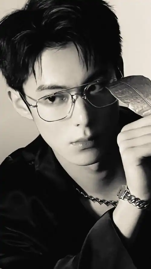 王鹤棣一口气炫瓜,王鹤棣笑起来时尚新闻1插图