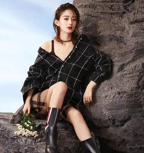 赵丽颖终于换风格了穿皮衣留公主切发型又美出新高度了