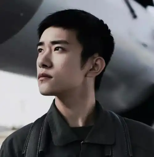 易烊千玺寸头照片也太帅了吧果然寸头是检验颜值的最后手段