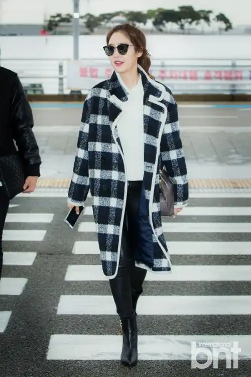 成宥利——黑白色的格纹大衣外套,搭配白色针织衫和皮裤皮靴,简约又