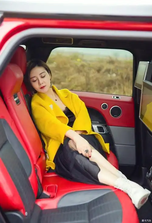 一个女人与运动豪华suv路虎揽运