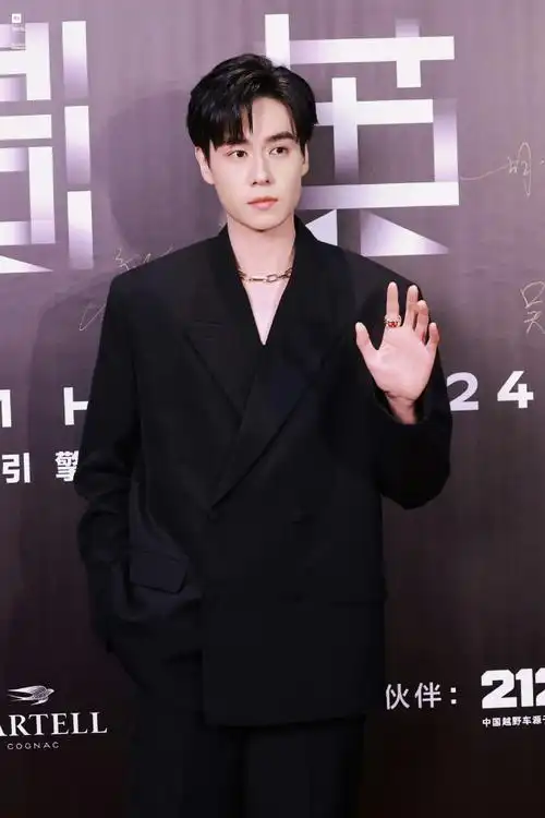胡一天身着ellemen电影英雄之夜活动,身着黑色双排扣廓形西服套装亮相