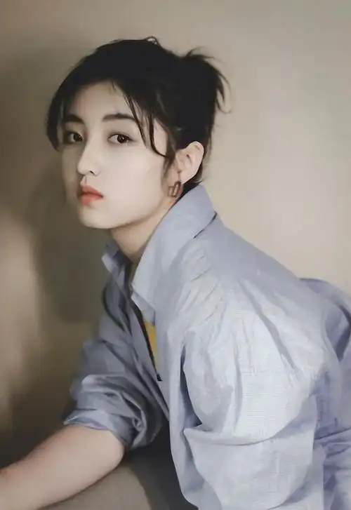 "无人敢惹"张子枫:靠"5个爸爸"成京圈宠儿,后恋渣男被群嘲