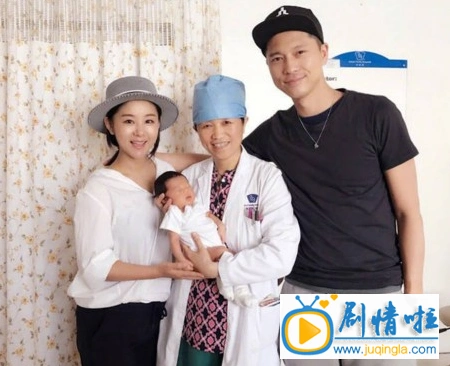 李小萌晒一家三口合影 累累硕果原来长这个样子