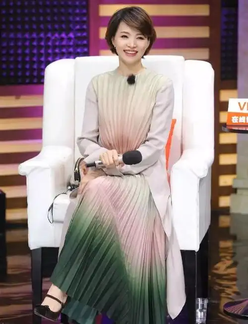 49岁董卿回老家探亲一副素颜的村妇打扮可一看就不是农村人