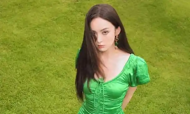 因为他们的女神——古力娜扎——将开启她的美好十月行程