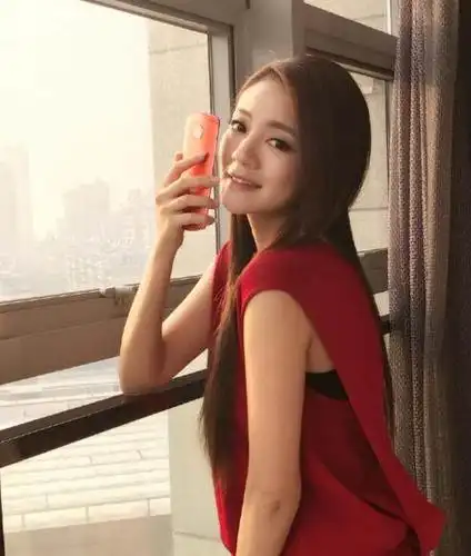 安以轩自拍虽然鼻孔没了,可重点却在她拿的手机上