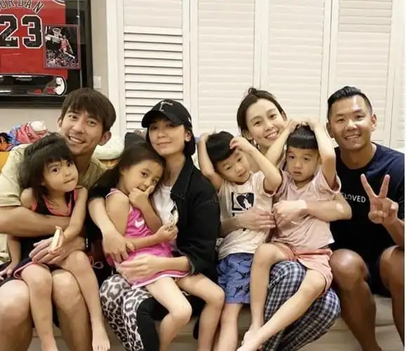 修杰楷贾静雯和范玮琪一家聚会,两家八口同框合影,画面十分温馨