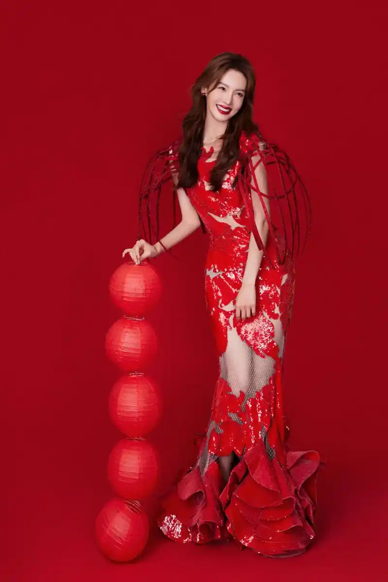 金晨身穿红色镂空连衣裙的新年穿搭,红红火火的造型别出心裁, 肤白貌
